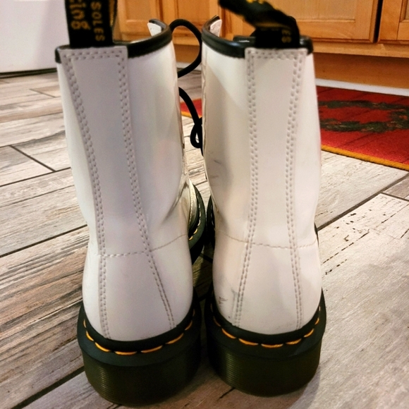 DR MARTENS 1460 Women's size 7 White smooth patent leather 8 eye lace-up boots - Picture 4 of 15